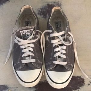 Men converse